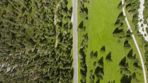 公路上的车辆鸟瞰图意大利南蒂罗尔特伦蒂诺白云石地区