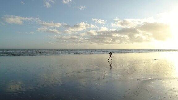 年轻女子在海边慢跑