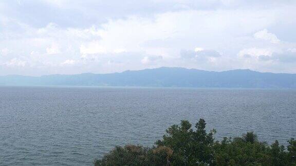 印度尼西亚苏门答腊岛托巴萨摩西尔全景湖