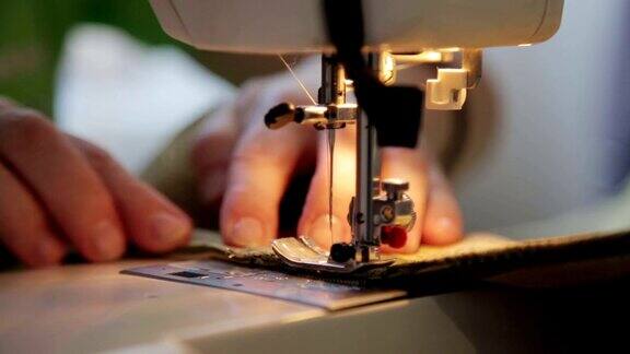 裁缝在缝纫机上工作