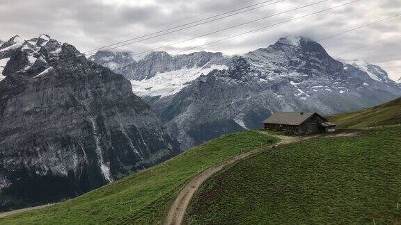 在瑞士格林德沃的缆车上可以看到美丽的景色