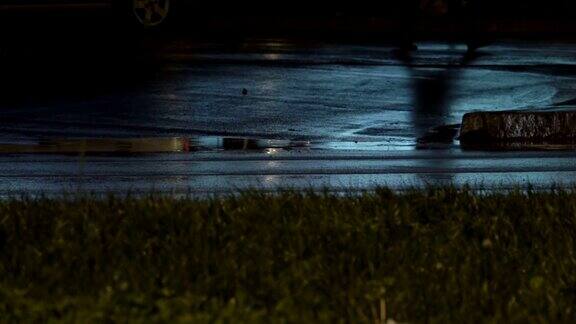 雨天在城市道路上行驶的车辆汽车在高速公路上行驶大雨倾盆城市晚上天气潮湿