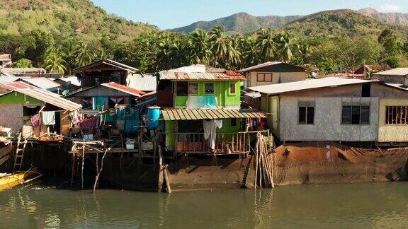 鸟瞰科伦市与贫民窟和贫困地区渔民在水上盖房