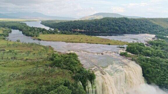 卡奈马国家公园瀑布鸟瞰图和卡拉奥河委内瑞拉卡纳马国家公园