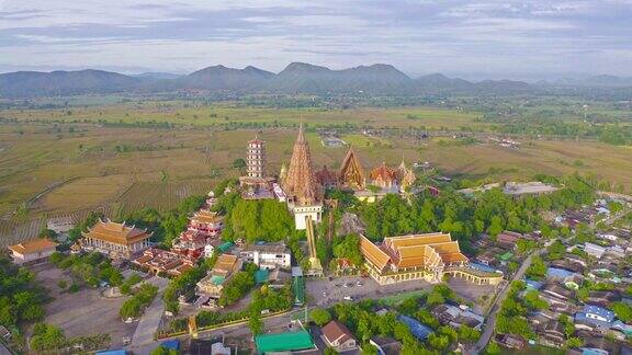 鸟瞰图的大金佛雕像和塔在老虎洞寺或WatThamSuea在泰国北碧府著名旅游景点地标旅游概念