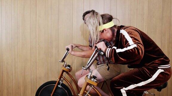 复古20世纪80年代审美运动自行车夫妇