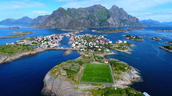 4K航拍电影俯瞰挪威罗浮敦岛亨宁斯维尔村公共足球场