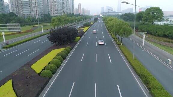 鸟瞰图的汽车运行在城市道路上的日落中国