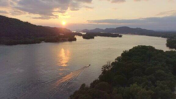 航拍日落时分的湖景