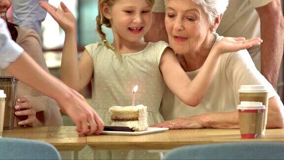 潘女士用生日蛋糕给奶奶惊喜