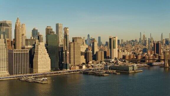 清晨清晨空中俯瞰曼哈顿市中心滨水区无人机视频与平移轨道摄像机运动