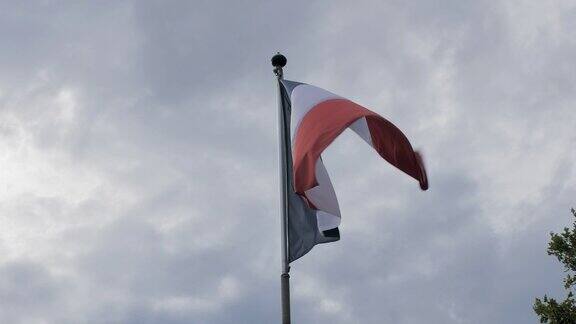 旗杆上飘扬的法国国旗迎风飘扬映衬着蓝天爱国主义慢动作