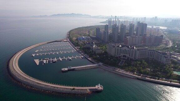 航拍美丽的海岸线和现代城市景观的青岛中国