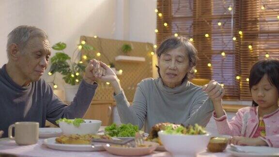 亚洲家庭一起在公寓吃健康食品庆祝传统节日
