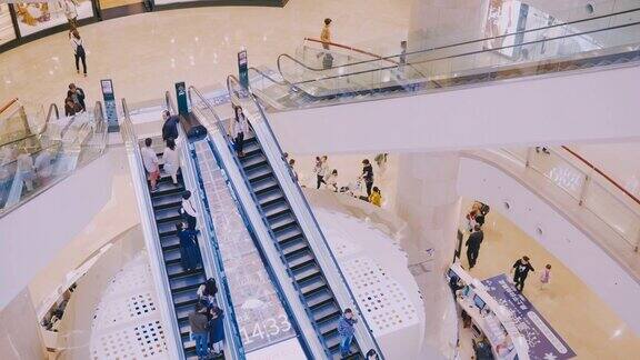 台北-台湾:人们喜欢在台北101购物中心购物