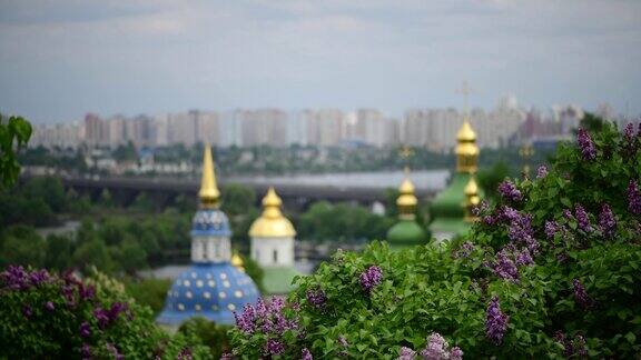 春天基辅全景雨后教堂盛开的紫丁香乌克兰4k视频