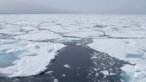 斯匹次卑尔根岛破碎的海冰景观