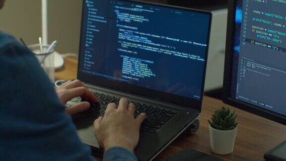 特写编码在屏幕上手动编码html和编程在两个屏幕监视器开发web开发人员
