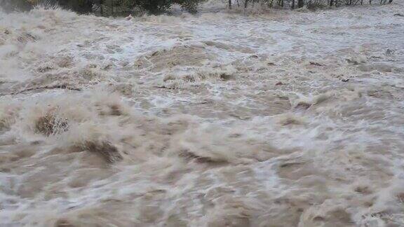 大雨过后塞里奥河涨了起来贝加莫省意大利北部