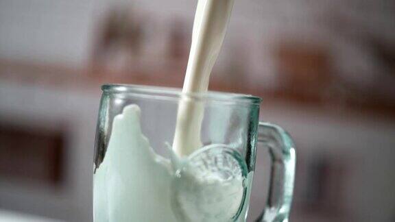 倒入玻璃杯的冷牛奶超级慢动作