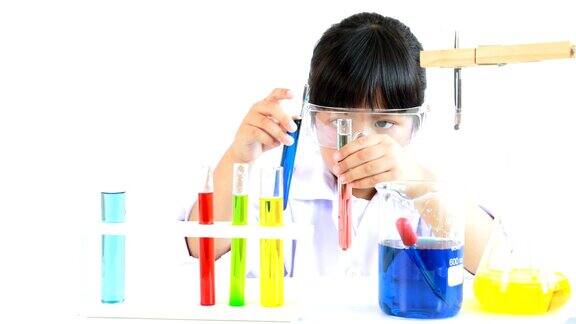 一个亚洲女孩在实验室里用试管做实验