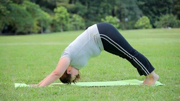 练习瑜伽的胖女人