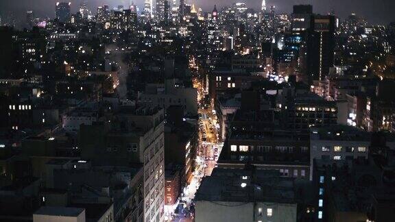 夜晚汽车停在灯火通明的城市建筑中