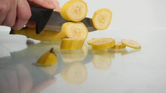 男子用大刀切香蕉