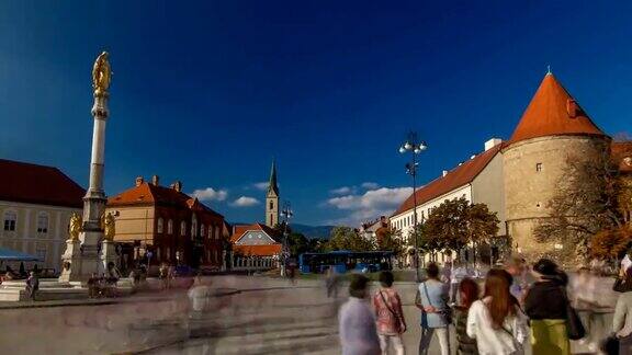 位于克罗地亚萨格勒布市中心的大教堂前广场上的圣玛丽纪念碑和历史建筑