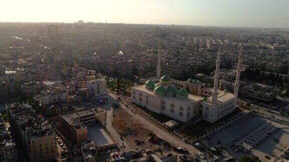 落日下阿勒颇内战后重建的美丽清真寺的鸟瞰图我们可以在4K的背景中看到城市的废墟