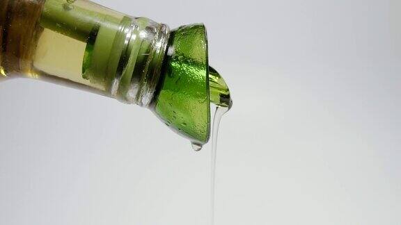 橄榄油一股橄榄油从玻璃瓶中涌出慢动作拍摄