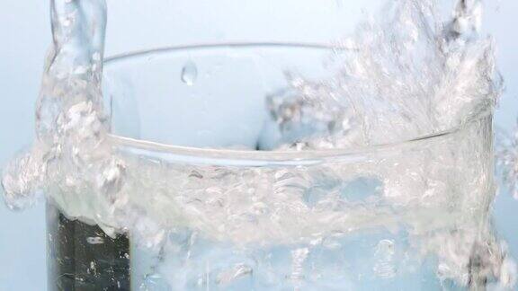 冰块掉到水杯里