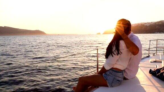 日落时分游艇上的浪漫情侣