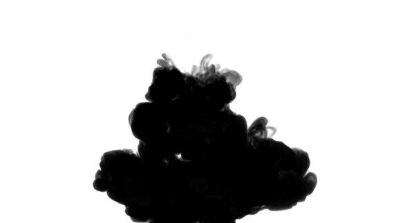 一墨流动注入黑色染料云雾或烟雾墨以慢动作注入白色黑人在水中墨色背景或烟雾背景为墨水效果使用光磨如阿尔法蒙版