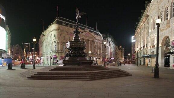 英国伦敦市中心的皮卡迪利广场夜晚人迹罕至车水马龙