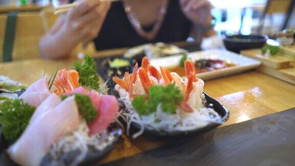 在日本餐厅吃生鱼片的女人