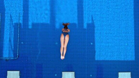 跳水女运动员在游泳池跳水慢镜头