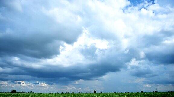 农场上流动的积雨云延时摄影