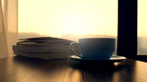 咖啡杯桌上有书