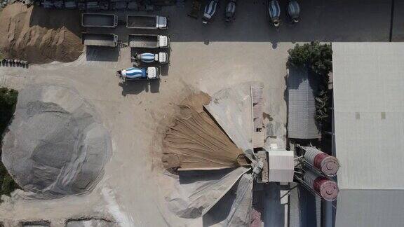 水泥搅拌站里停着一辆辆水泥卡车成堆的沙子和水泥