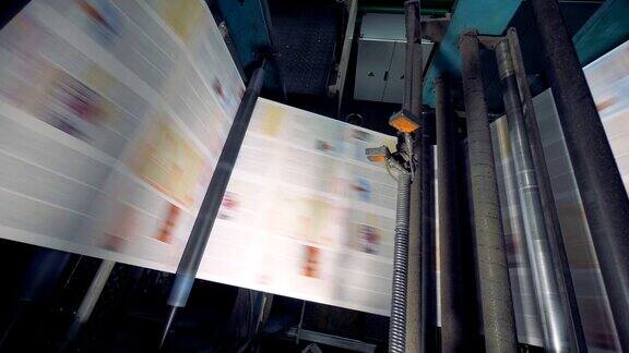 印刷厂的印刷机印刷报纸