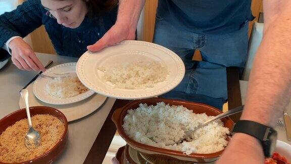 在家里享用一盘传统的巴西菜巴西feijoada