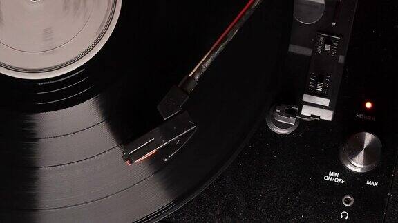 老式的黑胶唱片在唱机转盘上