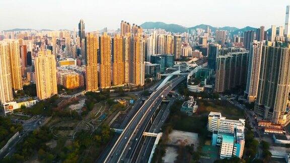 香港城市高速公路的无人机视图