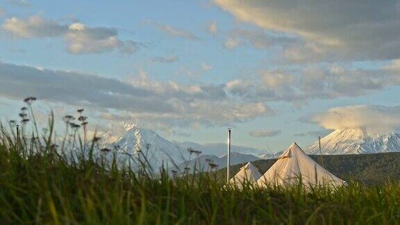 生态旅游露营帐篷在野外和雪山盖阿夫基