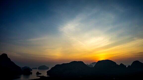 风景秀丽的红树林和剪影山与早晨的阳光攀牙湾泰国延时视频