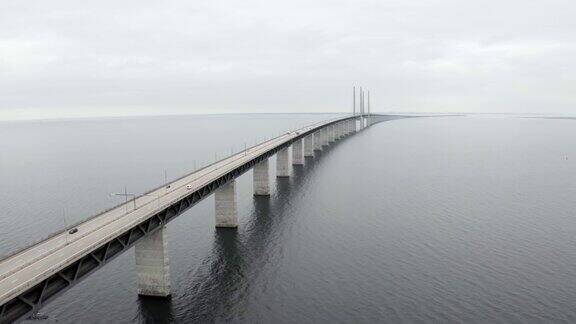 波罗的海上空厄勒海峡大桥的鸟瞰图