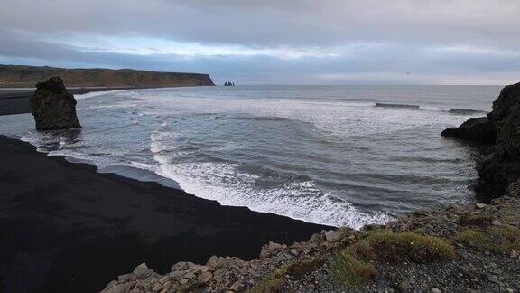 冰岛维克迪霍莱角的瑞尼斯fjara海滩和岩层