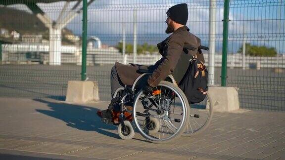外面坐着轮椅的残疾人