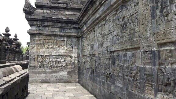 婆罗浮屠(Borobudur或Barabudur)是位于印尼中爪哇马杰朗(Magelang)的一座9世纪大乘佛教寺庙